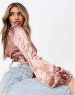 plunge front volume sve tie front crop top in tan floral