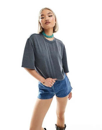 short sve relaxed fit cropped t-shirt in grey acid wash